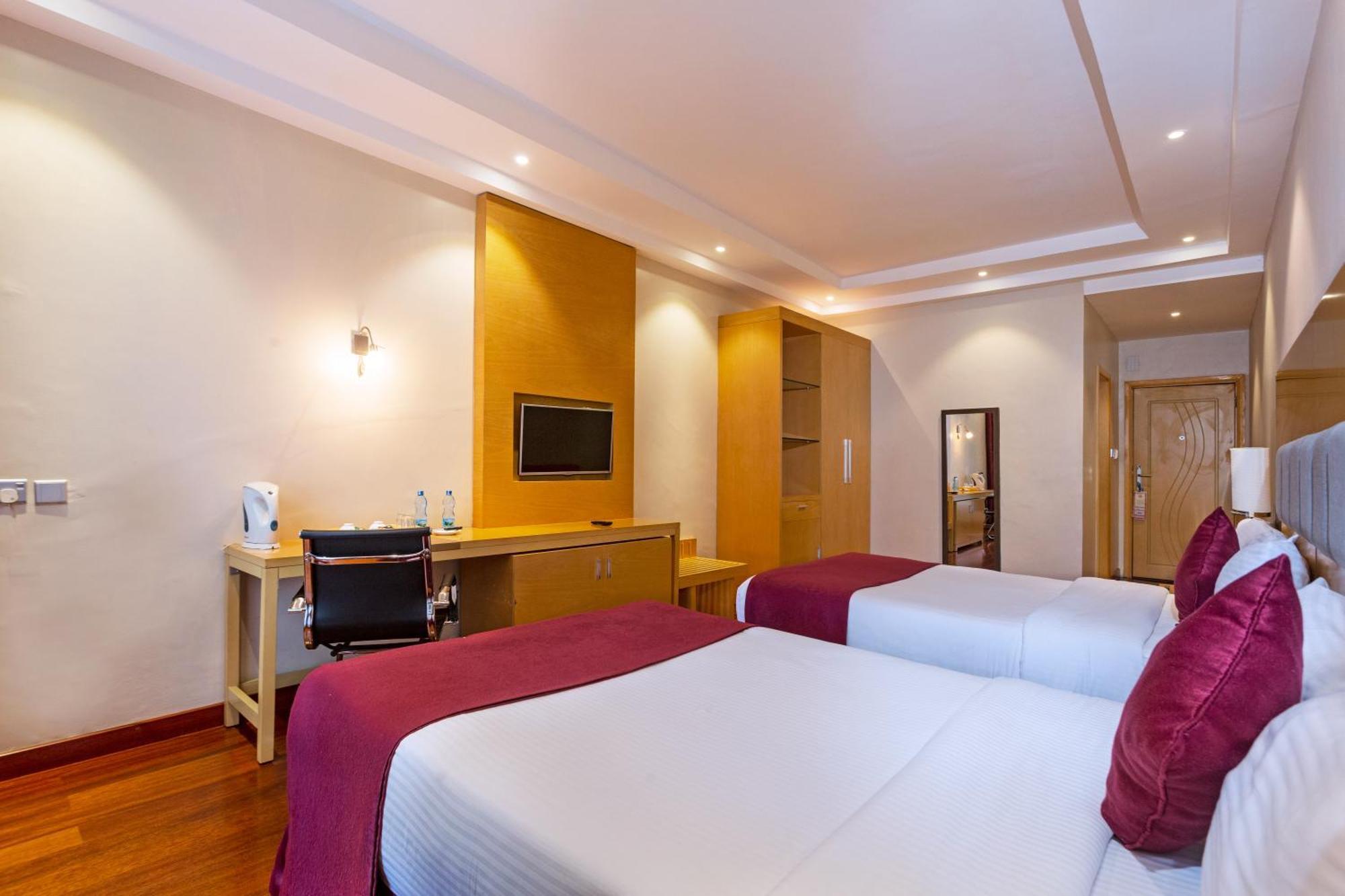 Three Steers Hotel Meru Екстериор снимка