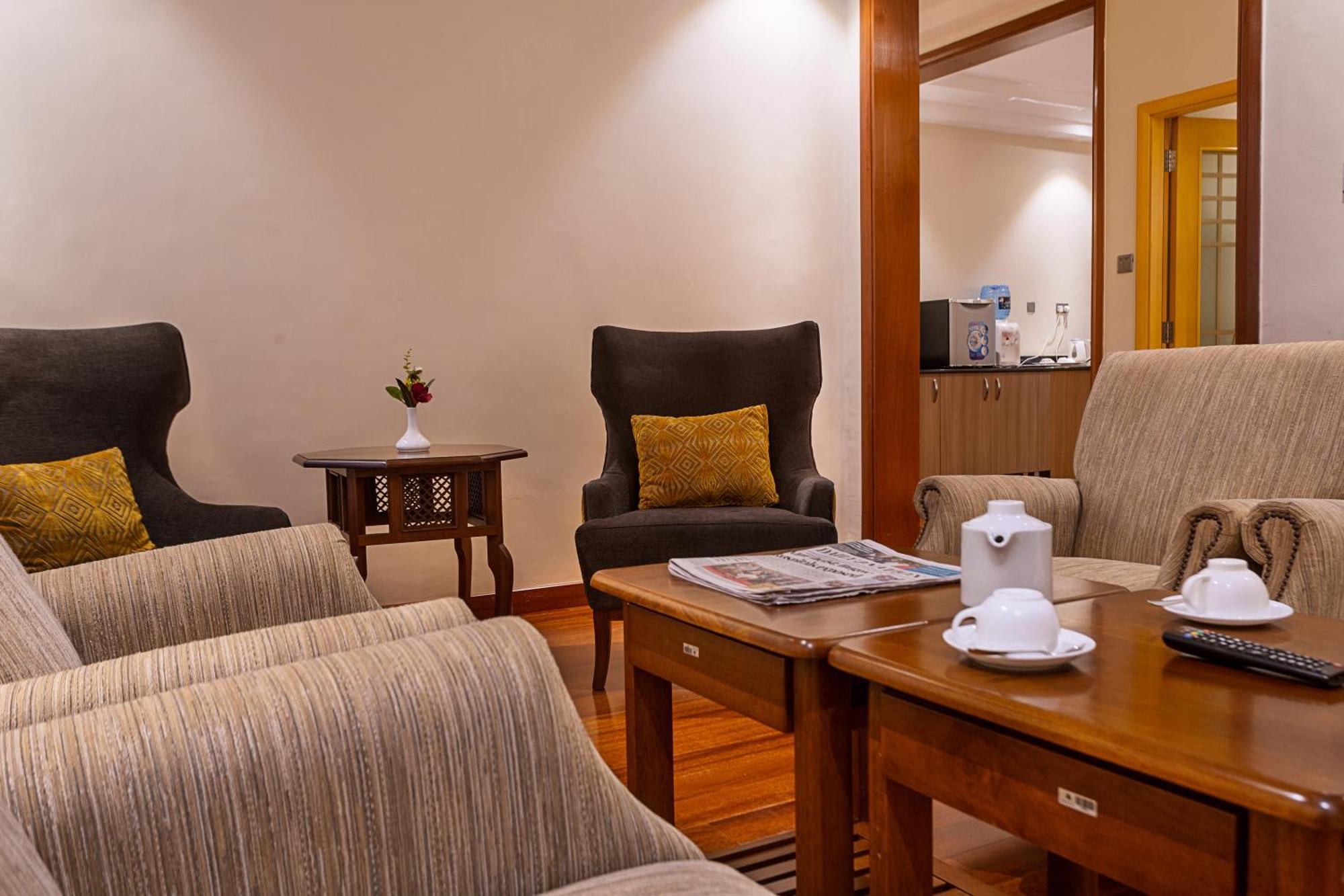 Three Steers Hotel Meru Екстериор снимка