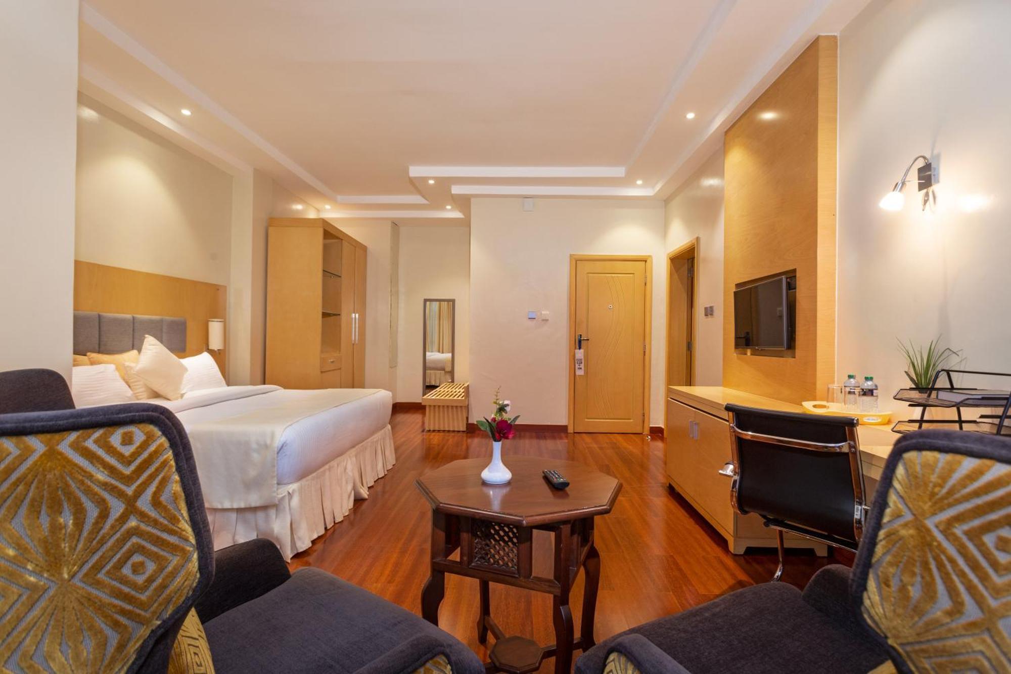 Three Steers Hotel Meru Екстериор снимка