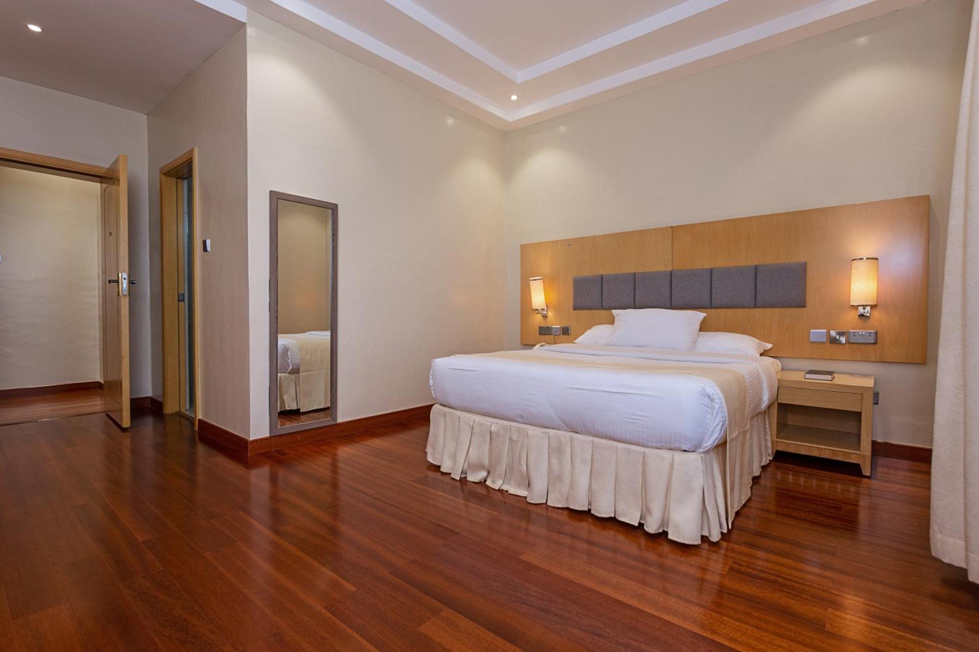 Three Steers Hotel Meru Екстериор снимка